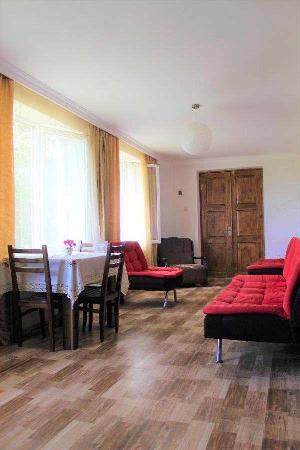 Guest House Racha 安布罗劳里 外观 照片