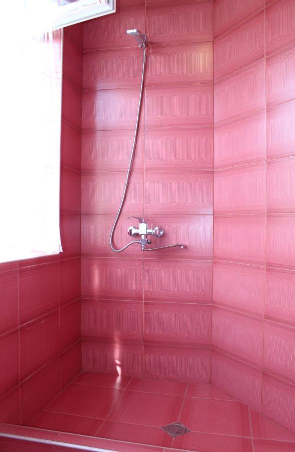 Guest House Racha 安布罗劳里 外观 照片